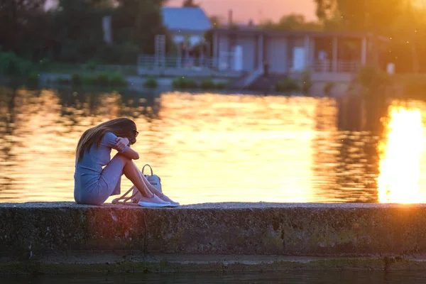 Young Woman Casual Outfit Relaxing Lake Side Warm Evening Summer — Stock Photo, Image