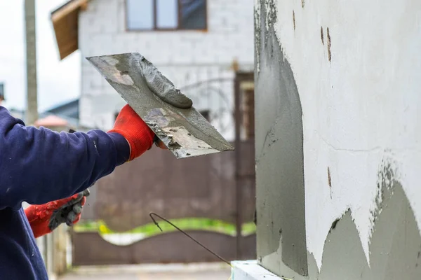 Byggarbetare Som Täcker Husvägg Med Lim Cement Lim Berore Installera — Stockfoto