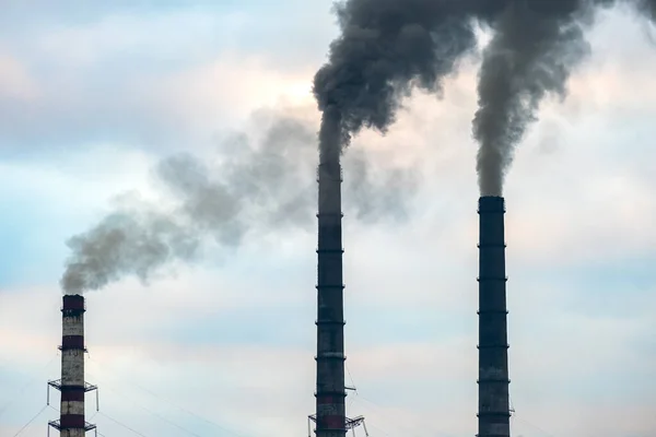 Uhelná Elektrárna Vysoké Trubky Černým Kouřem Pohybující Nahoru Znečišťující Atmosféru — Stock fotografie