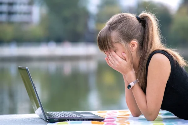 Laptop Bilgisayarının Arkasında Çalışan Bitkin Genç Bir Kadın Dışarıda Yaz — Stok fotoğraf