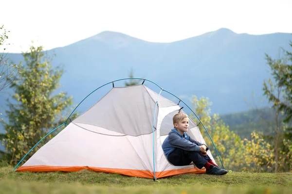 Turysta Chłopiec Odpoczywa Namiocie Turystycznym Górskim Kempingu Ciesząc Się Widokiem — Zdjęcie stockowe