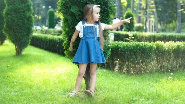 Jolie Petite Fille Enfant Debout Extérieur Dans Parc Été Vert — Photo