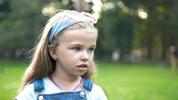 夏の屋外で幸せな子供の女の子の肖像画 — ストック写真