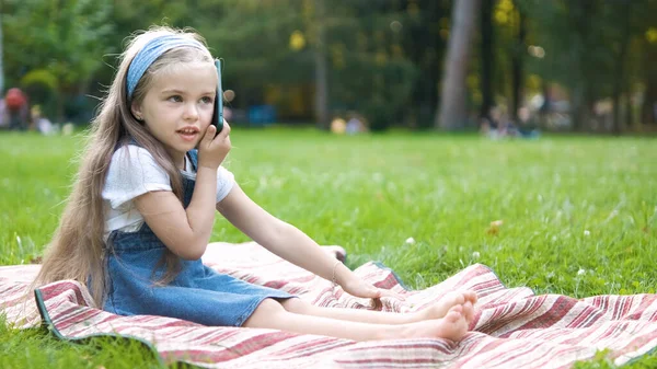 Menina Bonita Criança Tendo Conversa Seu Telefone Celular Parque Verão — Fotografia de Stock