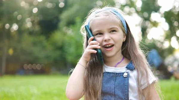 Happy Little Girl Having Conversation Talking Mobile Phone Summer Park — Stock Photo, Image