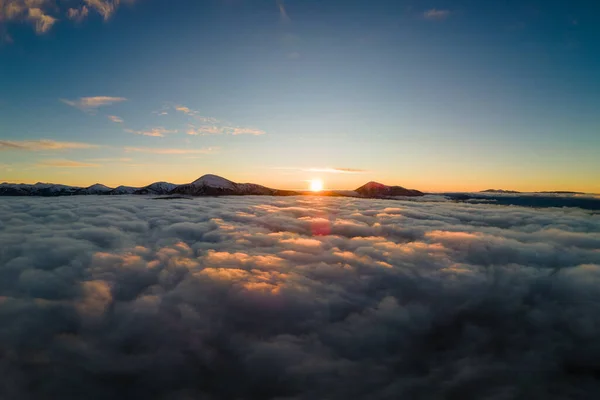 Vista Aérea Del Vibrante Amanecer Sobre Densa Niebla Blanca Con —  Fotos de Stock