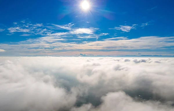 Luftaufnahme Von Oben Weißer Geschwollener Wolken Bei Strahlendem Sonnenschein — Stockfoto