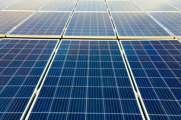 Mavi Fotovoltaik Güneş Panellerinin Yüzeyi Temiz Ekolojik Elektrik Üretmek Için — Stok fotoğraf