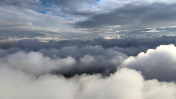 从高空的飞机窗上俯瞰着被暴雨前形成的浮肿积云覆盖的地球 — 图库视频影像