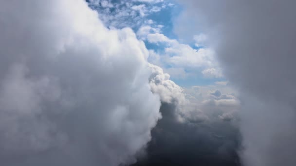 Légi Felvétel Nagy Magasságú Föld Feletti Repülőgépablakból Puffadt Felhőkkel Borítva — Stock videók