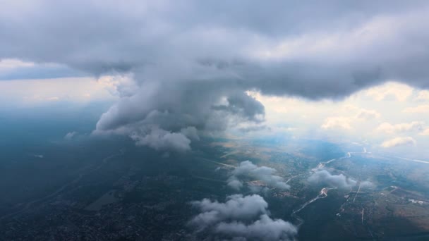 Luftaufnahme Aus Dem Flugzeugfenster Großer Höhe Einer Weit Entfernten Stadt — Stockvideo