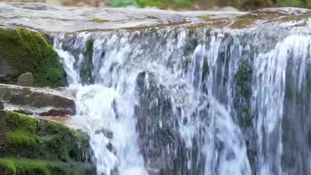 Waterval Berg Rivier Met Wit Schuimwater Vallen Van Rotsachtige Vorming — Stockvideo