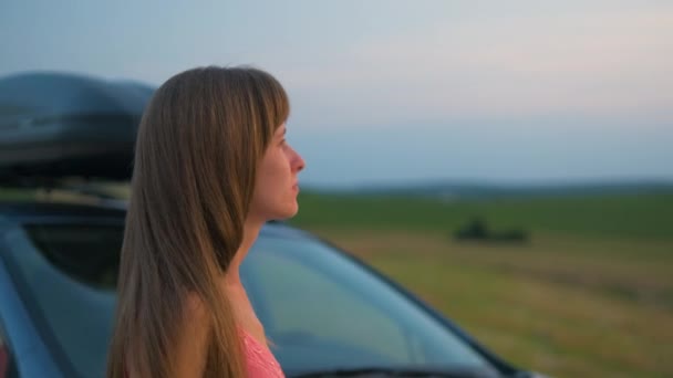 Молода Жінка Яка Подорожує Стоїть Сама Біля Своєї Машини Зеленому — стокове відео