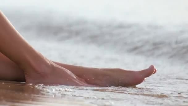 暖かい熱帯の朝を楽しんで海辺で砂浜でリラックス裸の足で赤いドレスの若い女性 — ストック動画