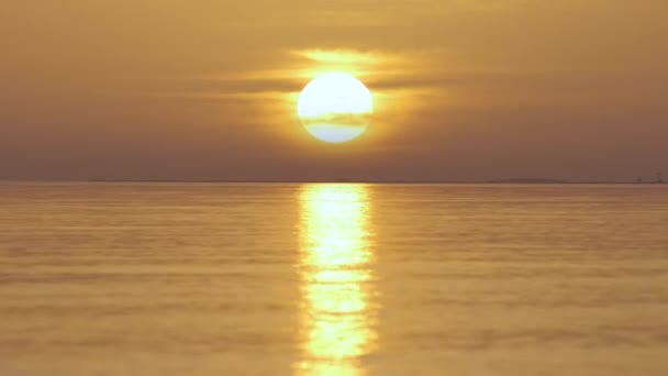 Nagy Sárga Nap Emelkedik Tenger Felszínén — Stock videók