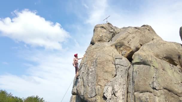 Joven Escalando Empinada Pared Montaña Rocosa Hombre Escalador Supera Ruta — Vídeo de stock