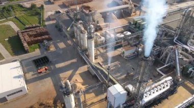 Fabrikadaki kereste yığınlarıyla ahşap işleme fabrikasının hava manzarası..