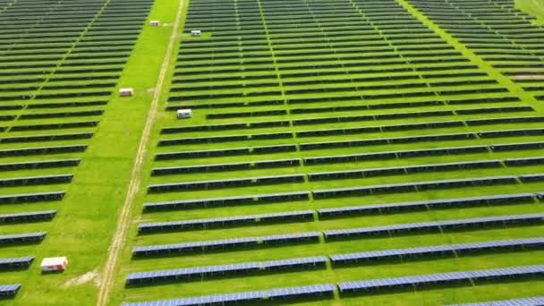 Luftaufnahme Eines Großen Nachhaltigen Kraftwerks Mit Vielen Reihen Von Photovoltaikmodulen — Stockvideo