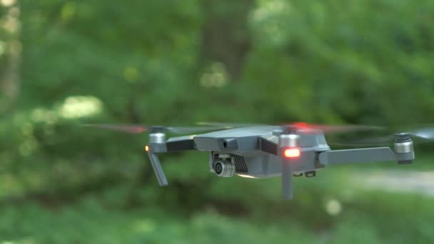 Drone Αεροσκάφος Θολή Γρήγορα Περιστρεφόμενες Προπέλες Και Βιντεοκάμερα Που Φέρουν — Αρχείο Βίντεο