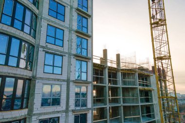 Yüksek kule vincinin ve inşaat halindeki apartmanların havadan görüntüsü. Gayrimenkul geliştirme.