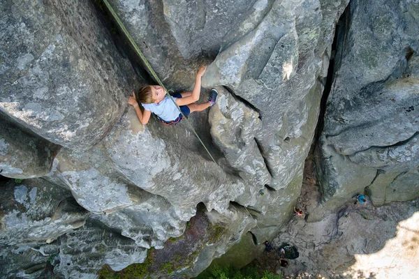 Młody Chłopiec Wspinający Się Stromą Ścianę Skalistej Góry Wspinacz Pokonuje — Zdjęcie stockowe