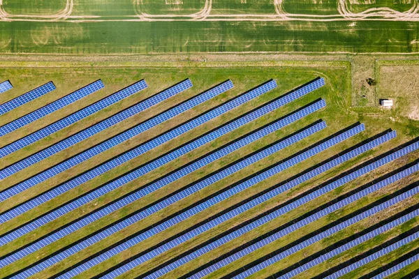 Luftaufnahme Eines Großen Nachhaltigen Kraftwerks Mit Vielen Reihen Von Photovoltaikmodulen — Stockfoto