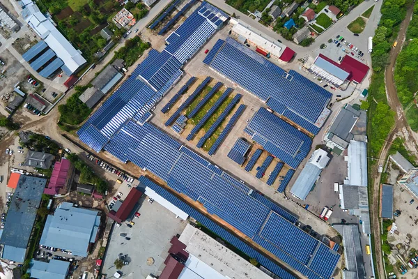 Vista Aérea Usina Energia Solar Com Painéis Fotovoltaicos Azuis Montados — Fotografia de Stock