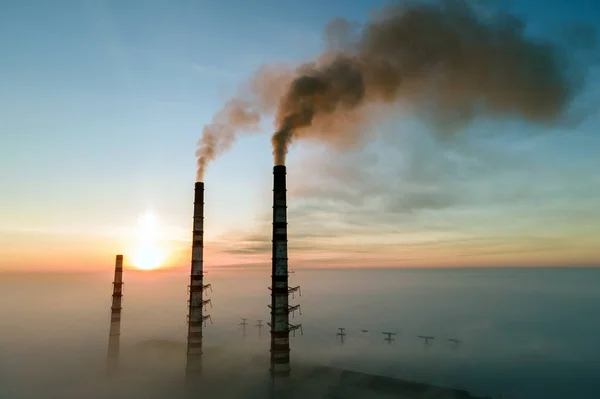 Letecký Pohled Uhelné Elektrárny Vysoké Trubky Černým Kouřem Pohybující Nahoru — Stock fotografie