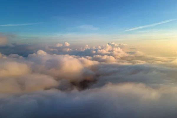 黄昏前从高空的飞机窗向空中俯瞰着浓密的积云 这些积云在暴风雨前形成 — 图库照片