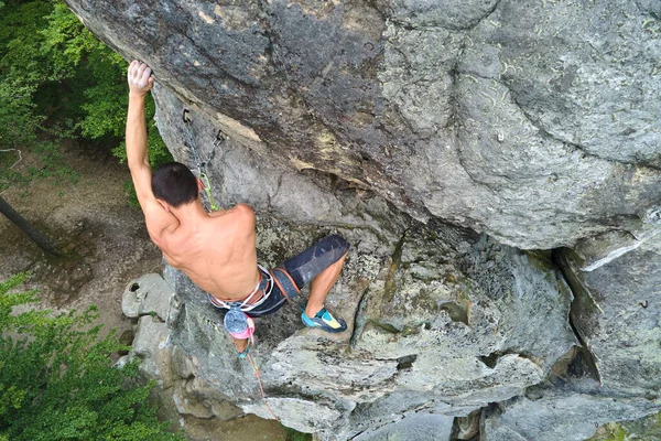 Forte Arrampicatore Maschile Arrampicata Ripida Parete Montagna Rocciosa Sportivo Superamento — Foto Stock