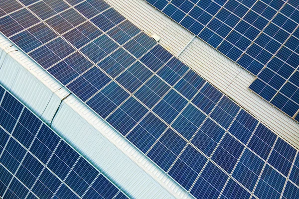 Temiz Ekolojik Elektrik Üretmek Için Çatıya Monte Edilen Mavi Fotovoltaik — Stok fotoğraf