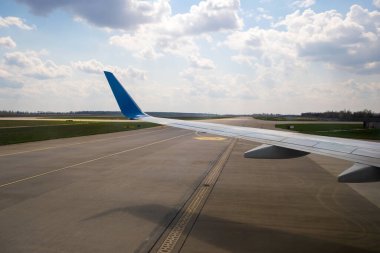 Havaalanına indikten sonra pistte jet uçağının kanat taksisinin görüntüsü. Seyahat ve hava taşımacılığı kavramı.