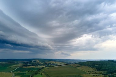 Kırsal alan üzerindeki fırtına sırasında gökyüzünde oluşan kara bulutların manzarası.