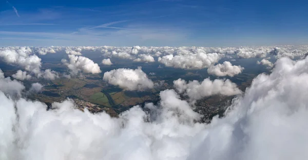 Vista Aérea Janela Avião Alta Altitude Terra Coberta Com Nuvens — Fotografia de Stock