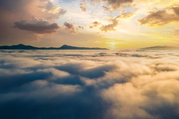 Vista Aérea Vibrante Puesta Sol Sobre Densas Nubes Blancas Con —  Fotos de Stock