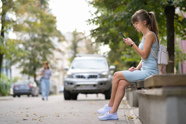 Молодая Красивая Женщина Отправляющая Сообщения Мобильному Телефону Теплый Летний День — стоковое фото