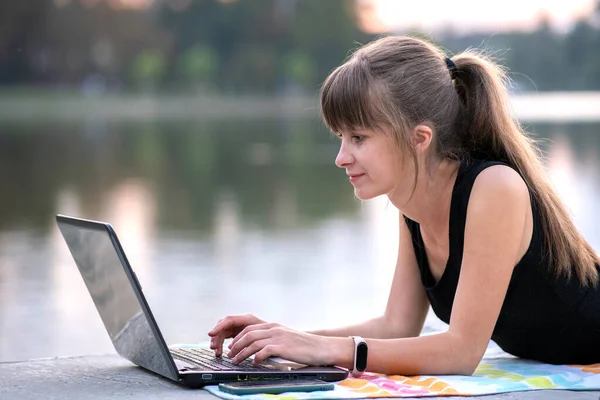 Mujer Joven Que Trabaja Detrás Computadora Portátil Acostado Parque Verano — Foto de Stock