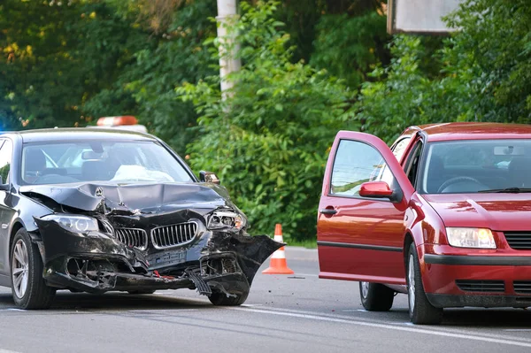 Şehir Caddesindeki Çarpışma Sonrası Ağır Araba Kazalarında Hasar Görmüş Yol — Stok fotoğraf