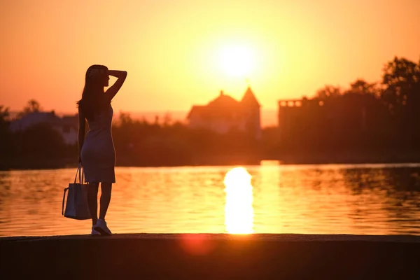 Back View Lonely Woman Standing Lake Side Warm Evening Solitude — Stock Photo, Image