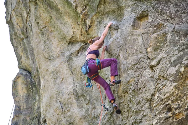 Garota Alpinista Determinada Batendo Parede Íngreme Montanha Rochosa Desportista Superando — Fotografia de Stock