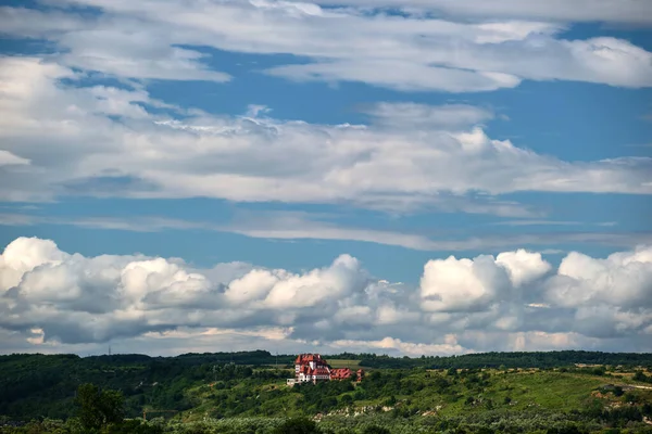 Jasná Krajina Bílé Nafouklé Kumulativní Mraky Modré Jasné Obloze Nad — Stock fotografie