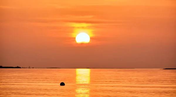 Gran Sol Amarillo Poniéndose Sobre Superficie Del Mar — Foto de Stock