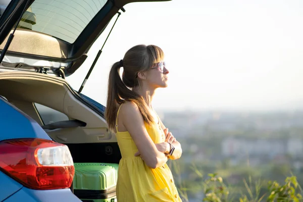 Yong Feliz Conductor Femenino Descansando Cerca Coche Disfrutando Vista Puesta — Foto de Stock