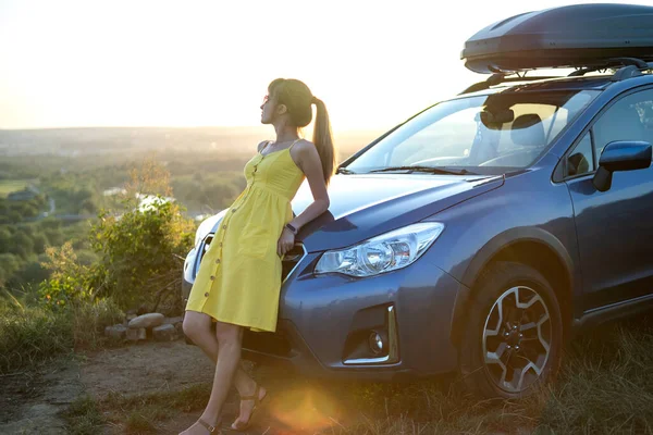 Mujer Feliz Conductor Vestido Verano Disfrutando Una Cálida Noche Cerca — Foto de Stock