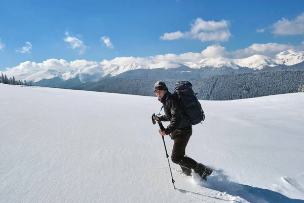 Hombre Mochilero Senderismo Montaña Nevada Frío Día Invierno —  Fotos de Stock