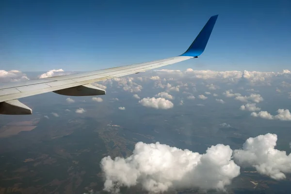 Vista Del Ala Del Avión Jet Desde Interior Volando Sobre — Foto de Stock