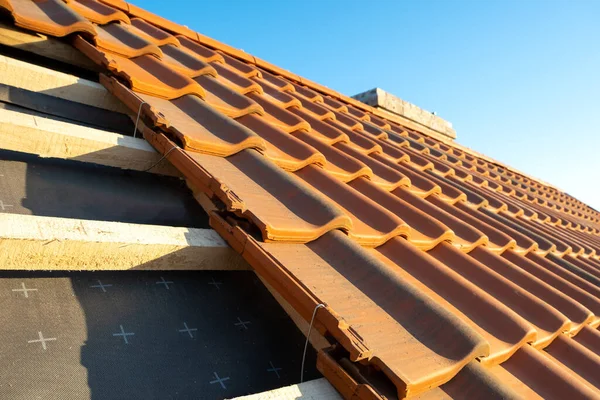 Chevauchement Rangées Tuiles Toiture Céramique Jaune Montées Sur Des Planches — Photo