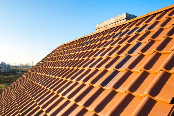 Überlappende Reihen Gelber Keramik Dachziegel Bedecken Das Dach Eines Wohnhauses — Stockfoto