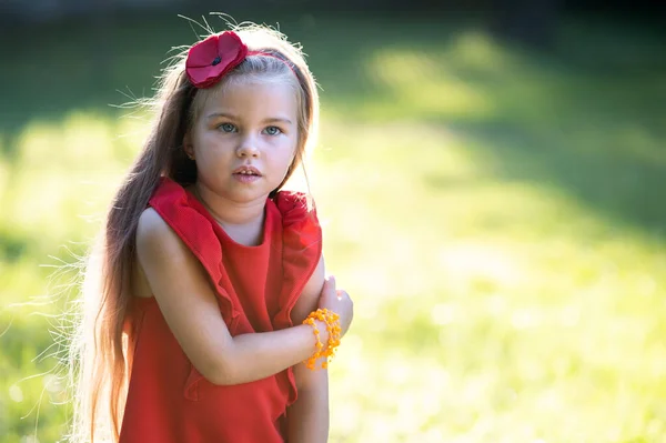 暖かい晴れた夏の日を楽しむ赤いドレスのかわいいファッショナブルな子供の女の子の肖像画 — ストック写真