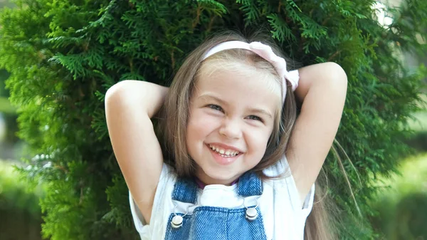 Portret Ślicznej Dziewczynki Stojącej Świeżym Powietrzu Letnim Parku Uśmiechającej Się — Zdjęcie stockowe